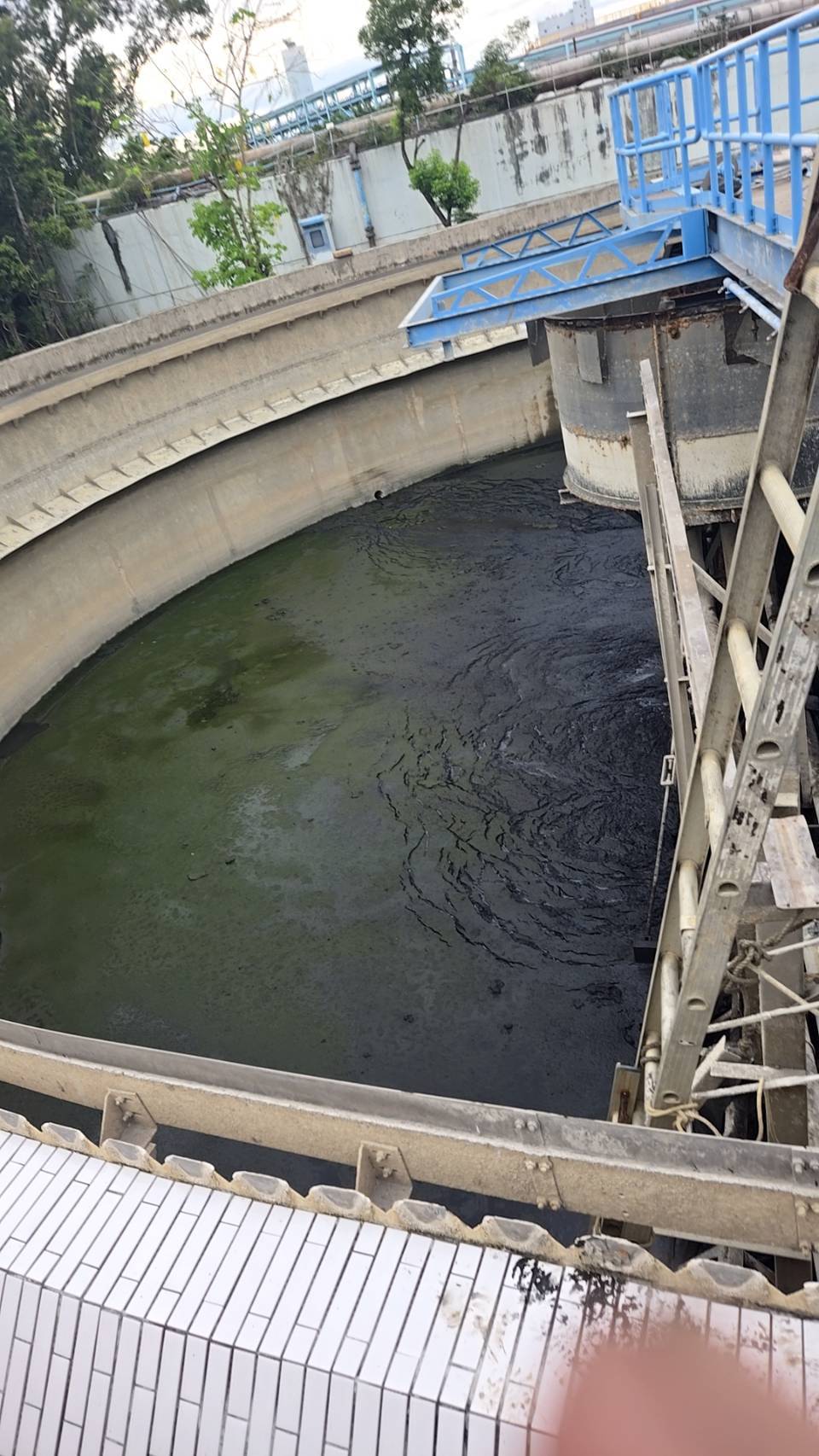 高雄沿海工業污水處理廠抽汚泥