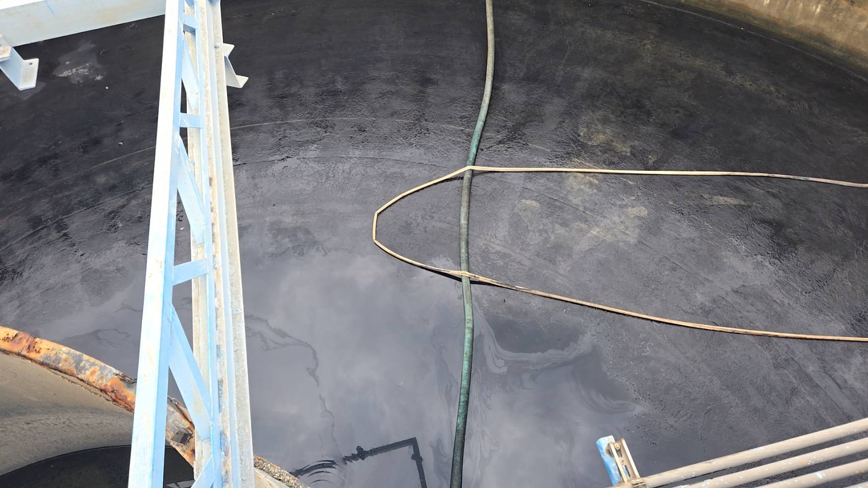 高雄沿海工業污水處理廠抽汚泥