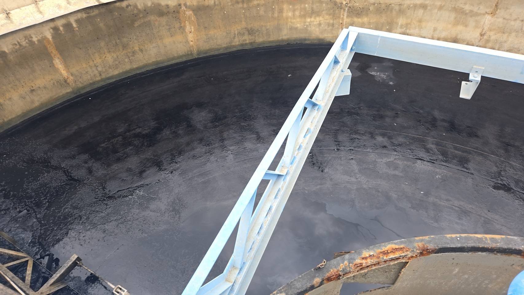 高雄沿海工業污水處理廠抽汚泥