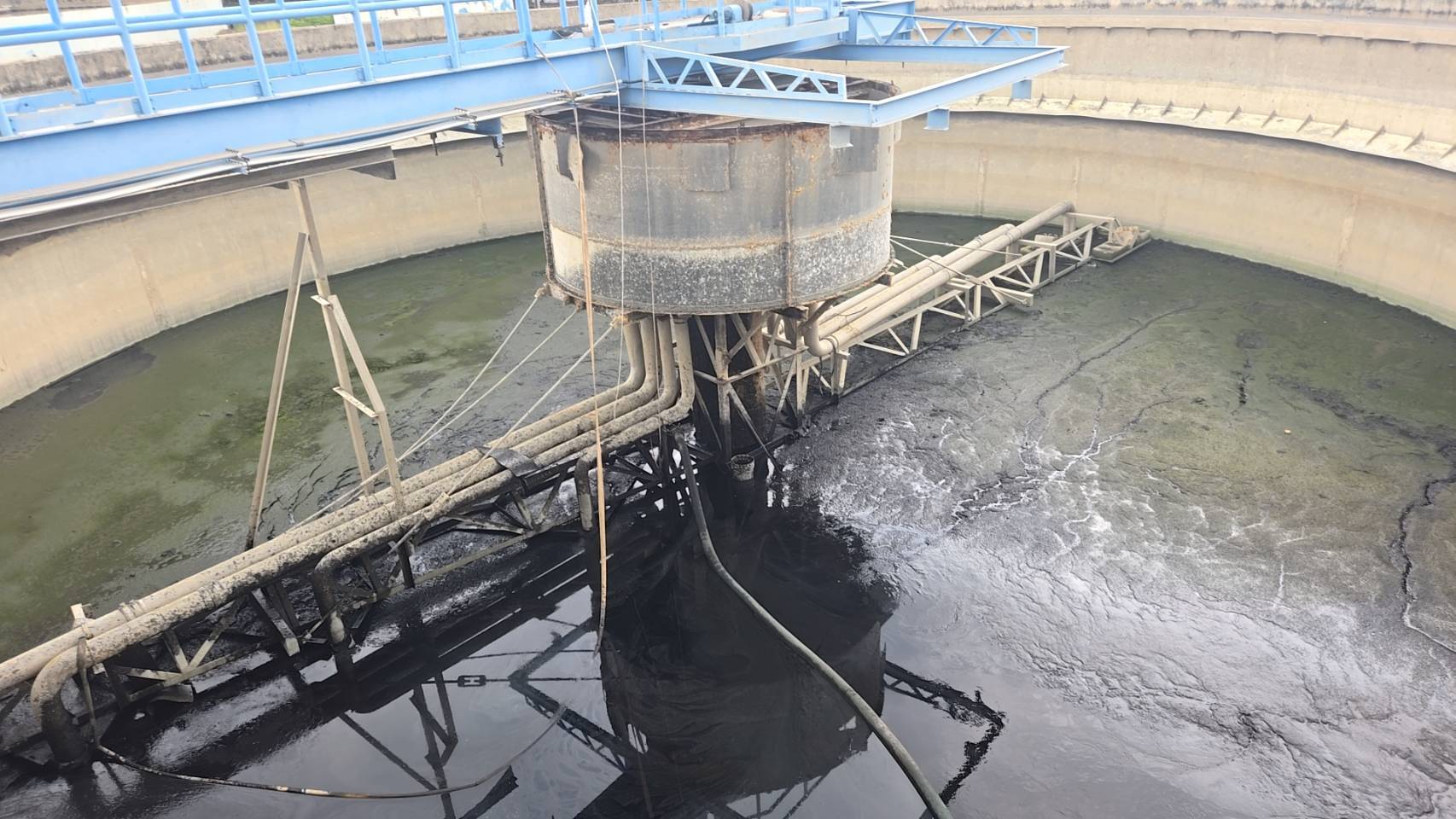 高雄沿海工業污水處理廠抽汚泥